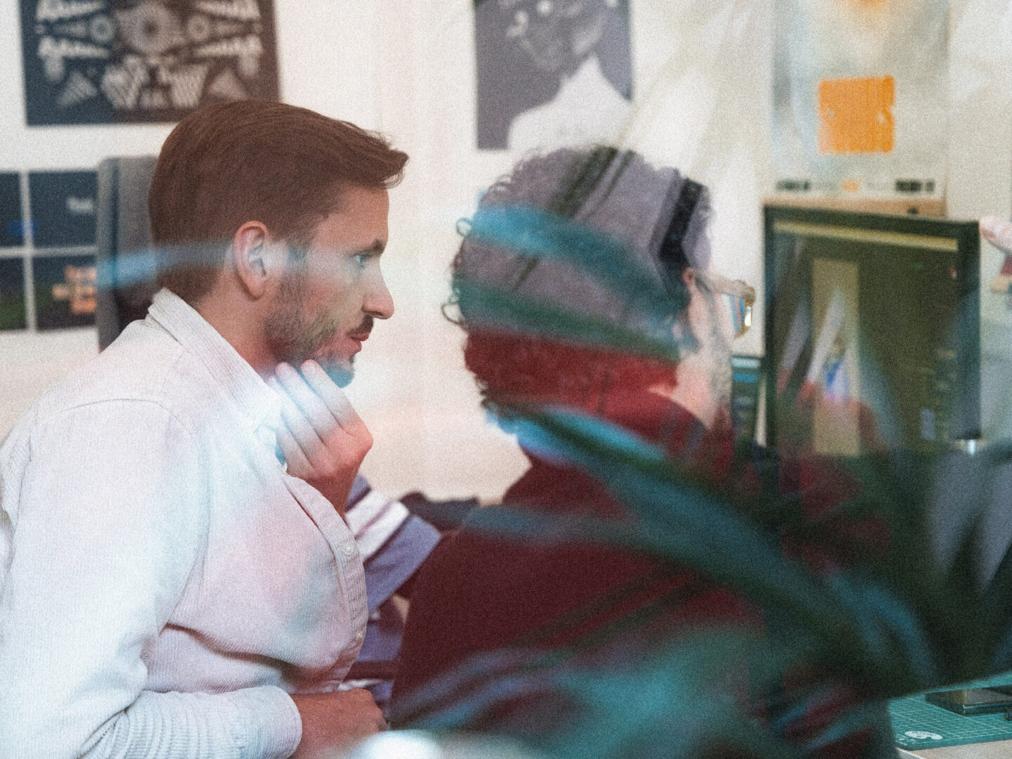 deux collaborateurs du studio travaillent sur un projet artistique