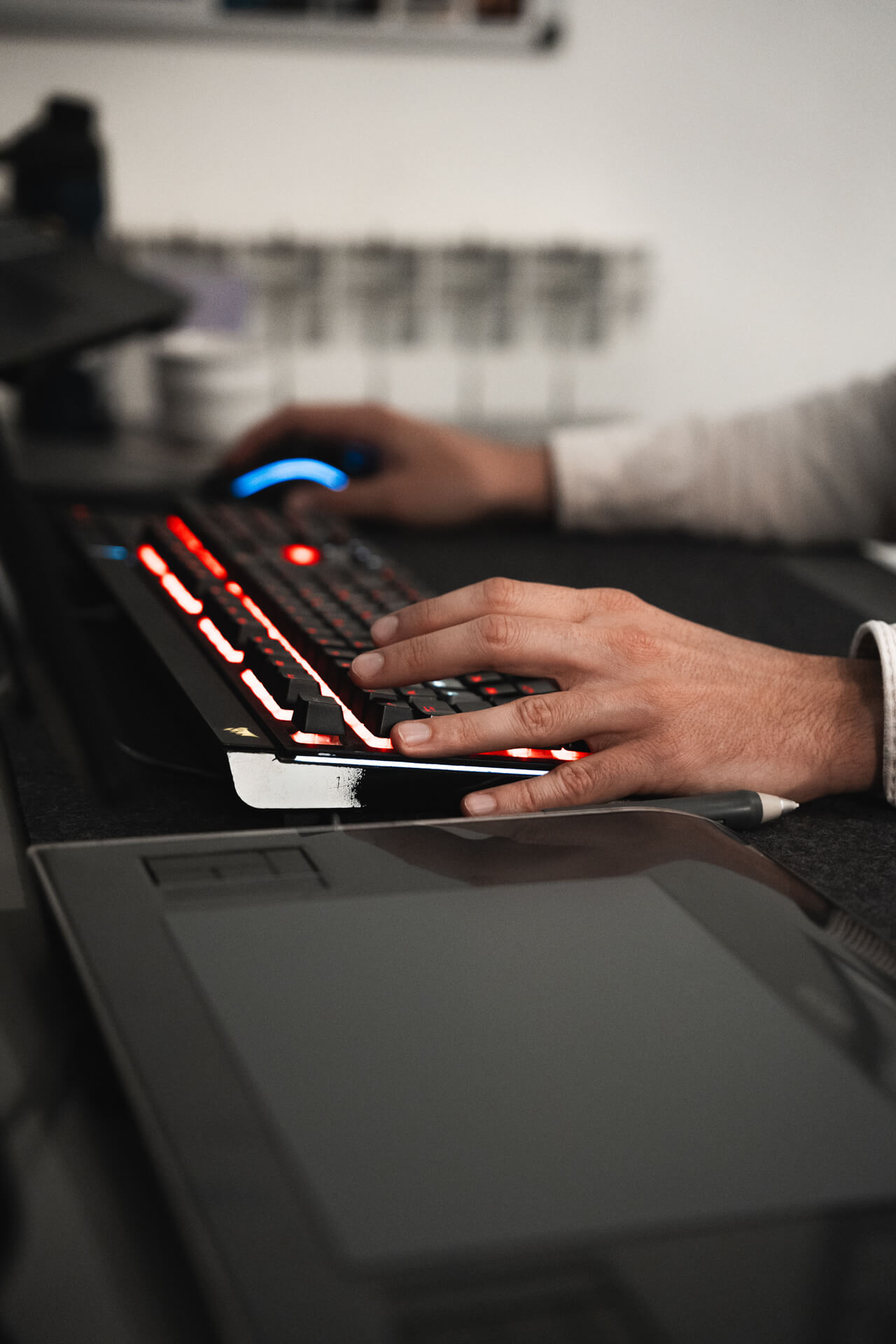 photo shooting bureau delmare studio mains sur clavier