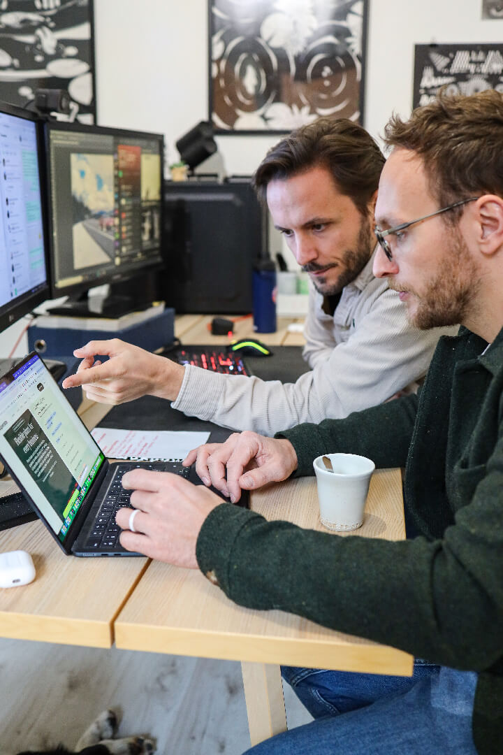 deux personnes échangent sur un bureau
